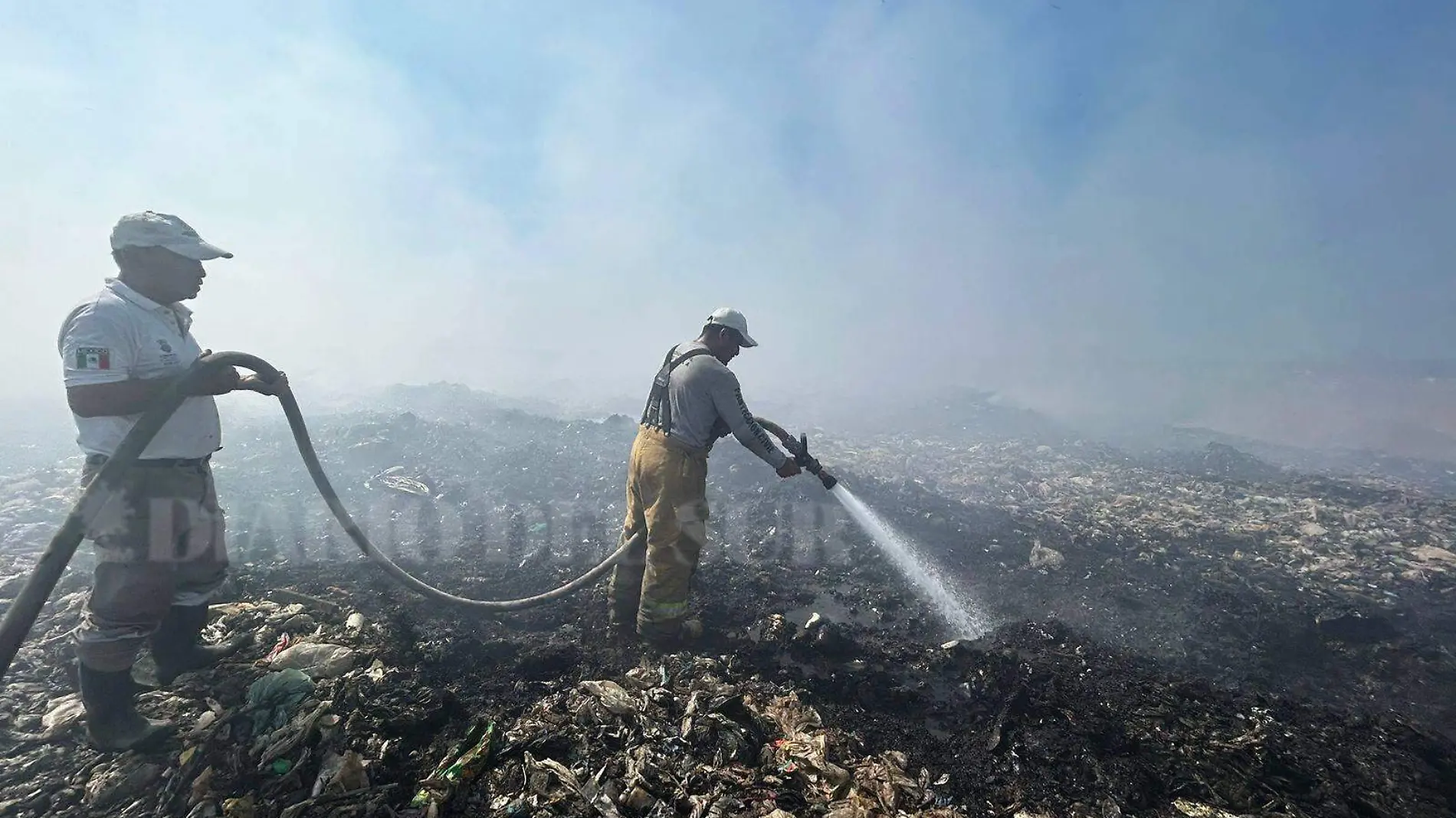 bomberos apagando incendio